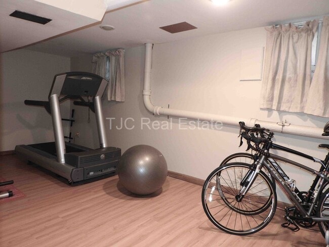 Building Photo - 2322 Cherry St