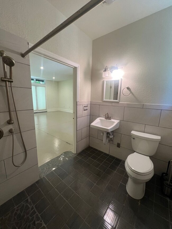 Building Photo - 2 Bedroom 2 bath Downtown Unit with $500 O...