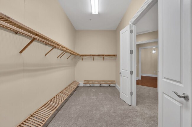Building Photo - 1021 Oval Rd
