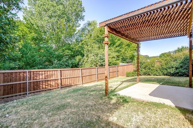 Building Photo - 7940 Meadow View Tr