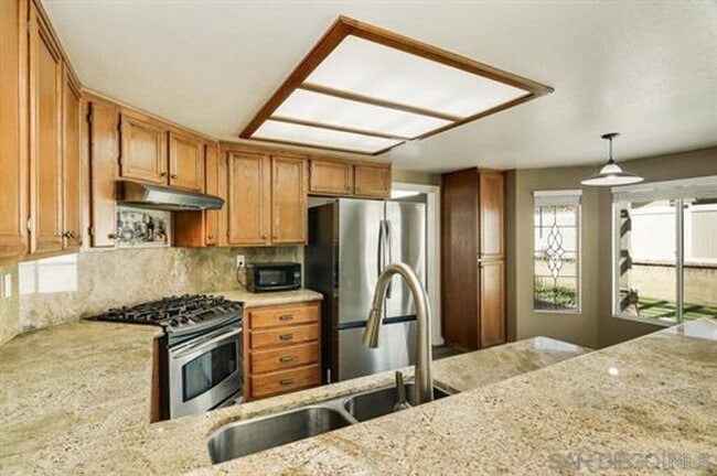 Building Photo - Beautifully Remodeled Home with outdoor Kitchen and Spa!