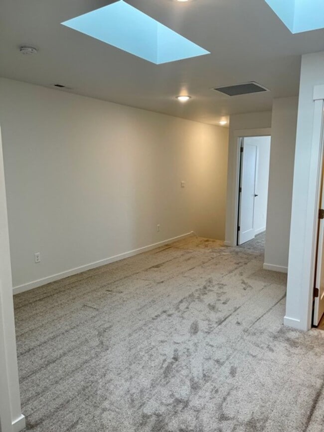 Building Photo - Gorgeous newer townhome in SE Bend!