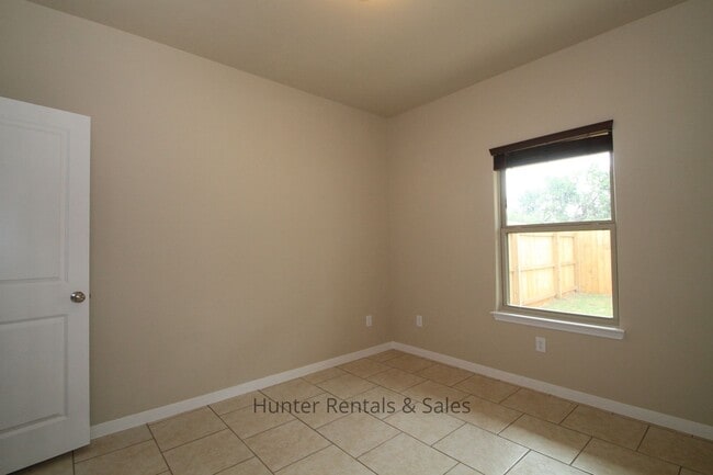 Building Photo - Loaded With Amenities!