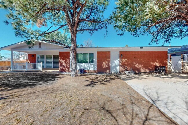 Building Photo - **Great Home** 3 Bed | 2 Bath | NE Heights | Quiet Neighborhood, Prime Location