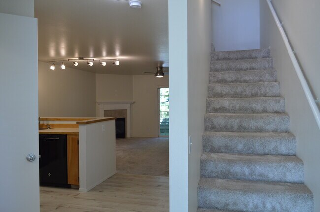 Building Photo - 1950 NE Derek Dr