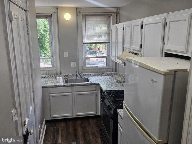Primary Photo - 2215 E Fairmount Ave