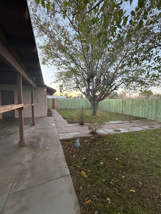 Building Photo - 14606 Riverside St