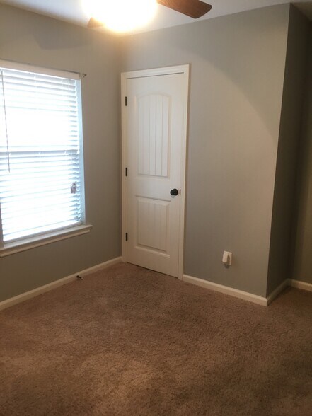 2nd Guest Bedroom w/ Walk-in Closet - 108 Smalley Rd