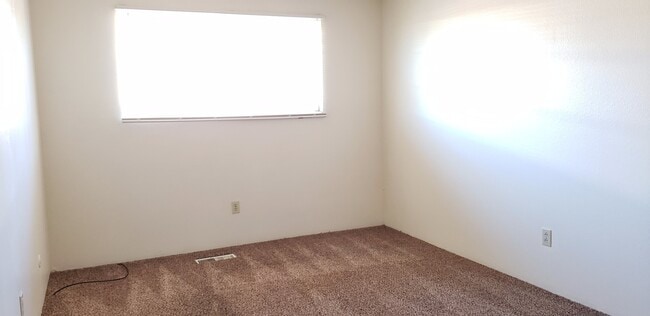 Building Photo - Affordable 3 Bedroom Duplex in Sparks!