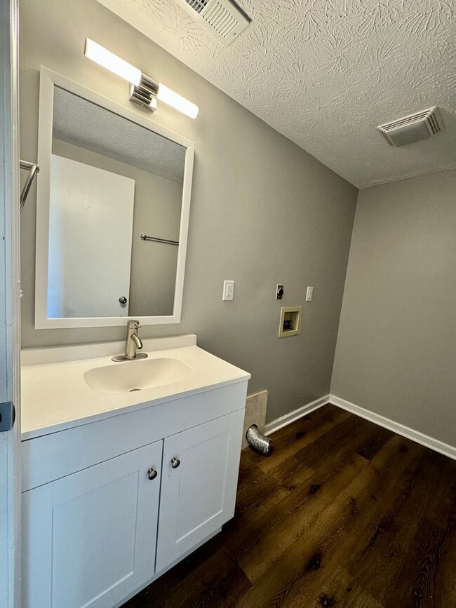 Building Photo - Beautiful Remodeled 2 Bedroom in Richmond!