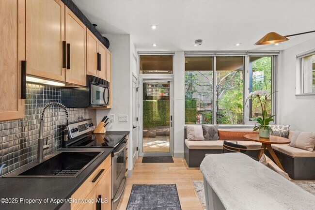 Building Photo - 434 E Main St