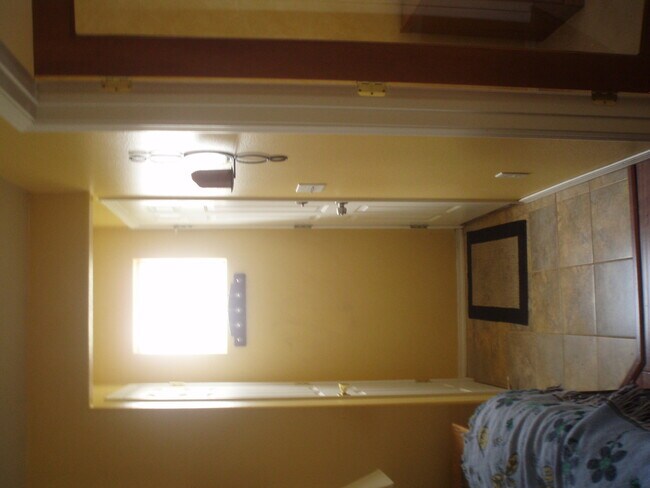 Building Photo - 3 Bedroom, 2 Bath Condo Fully Furnished