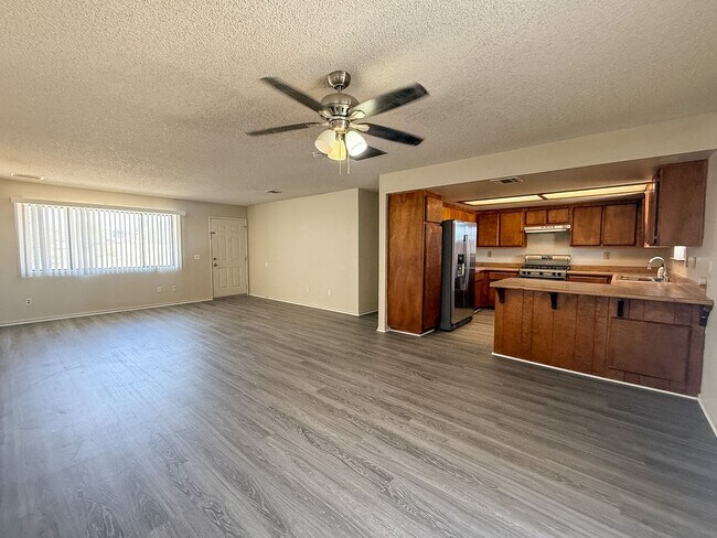 Building Photo - 3 bedroom Home on 2 Acres