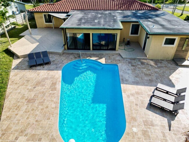 Building Photo - 2639 Monroe St