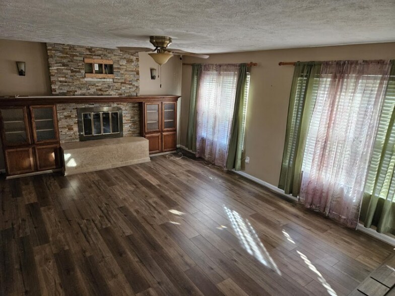 Building Photo - 310 Silver Ridge Dr