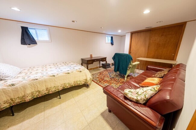 Building Photo - 6 Month Lease: 2 BED / 2.5 BATH HOUSE CLOS...
