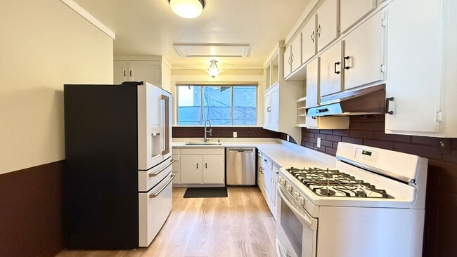 Building Photo - Glenview Craftsman Home with Exquisite Yard
