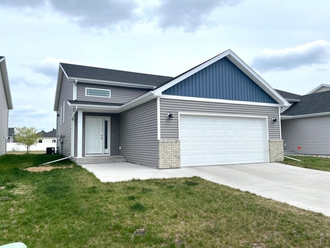 Primary Photo - Beautiful 4 Bedroom Home by Brooks Harbor ...