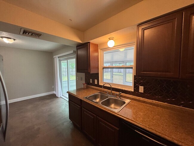 Building Photo - Lovely 3 Bedroom, 2 Bathroom Home in the Heart of Deltona!!