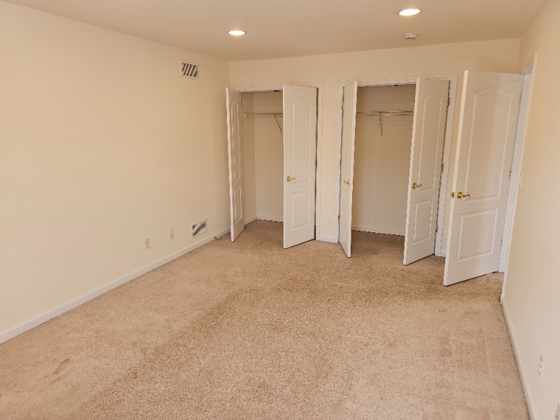 Building Photo - 104 Demarest Ln