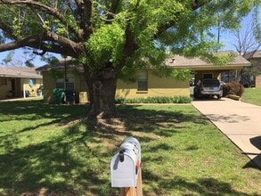 Building Photo - 3 Bedroom/1 Bath - Home Walking Distance to UNT Campus