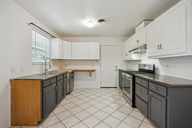 Building Photo - 3BR 2BA Home in East Austin – Near Univers...