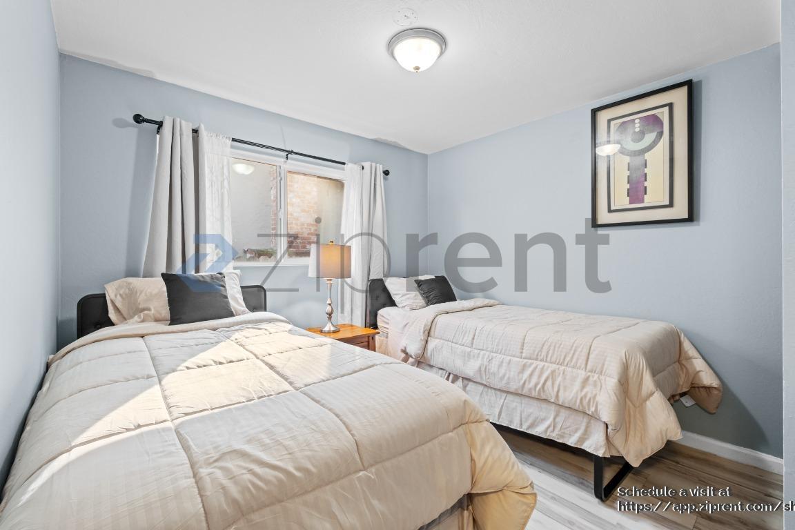 Building Photo - 325 Falcon Dr