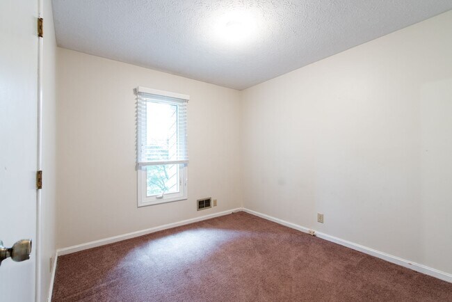 Building Photo - Awesome ranch home in Farmgate Subdivision