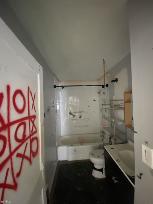 Building Photo - 2 br, 1 bath House - 207 South Locust Street