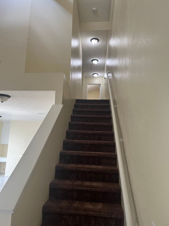 Building Photo - 2BD/ 3BTH TOWNHOUSE EAST PALMDALE
