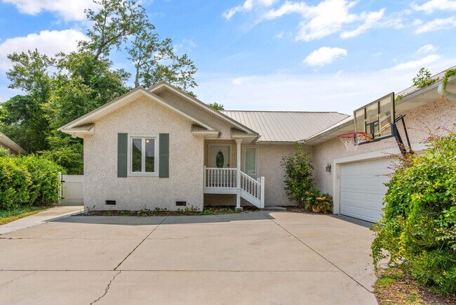 Building Photo - 168 Palmera Ln