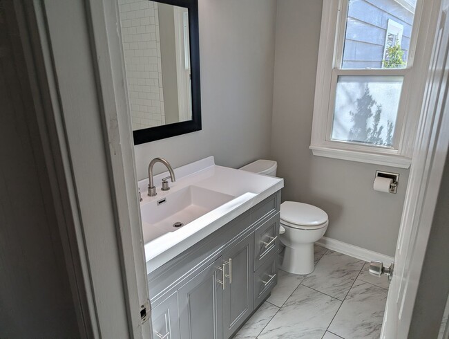 Building Photo - Remodeled 2 Bedroom 1.5 Bath - Overland Park