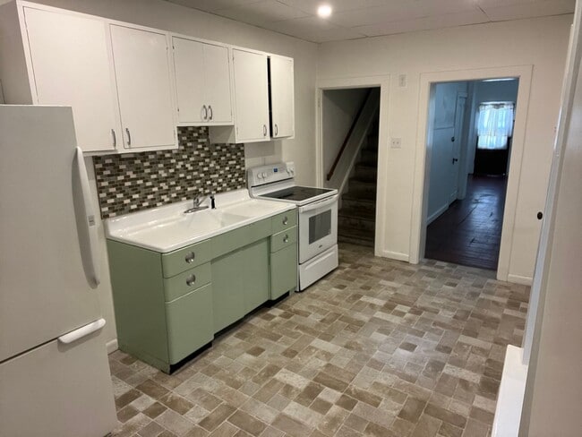 Building Photo - Charming 2 Bedroom Townhome in Prime Lanca...