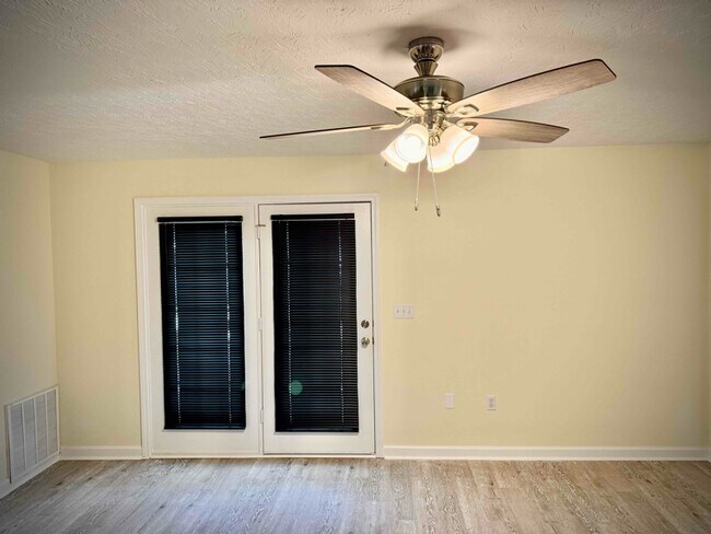 Building Photo - 73 Dan St