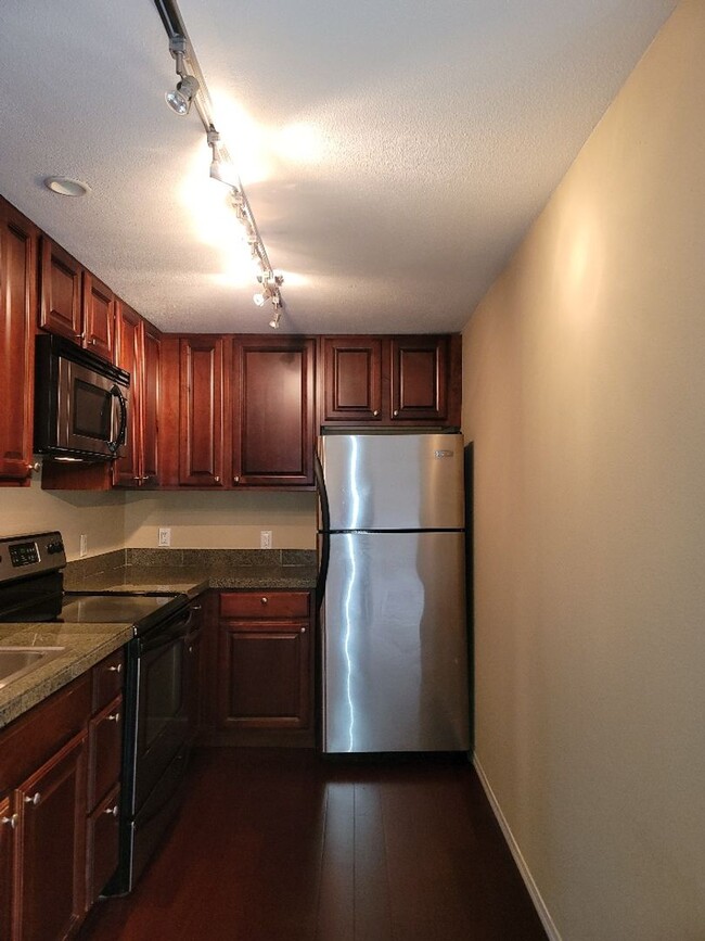 Building Photo - Updated 1bed/1 bath TOP Floor Condo in Lak...