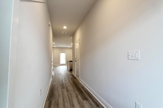 Building Photo - 323 Callie Dr