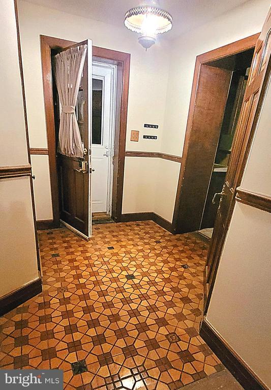 Building Photo - 1620 W Main St