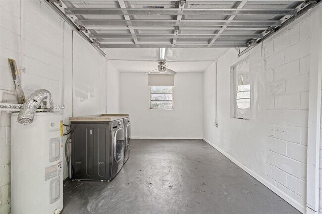 Building Photo - 10401 NE 2nd Ave