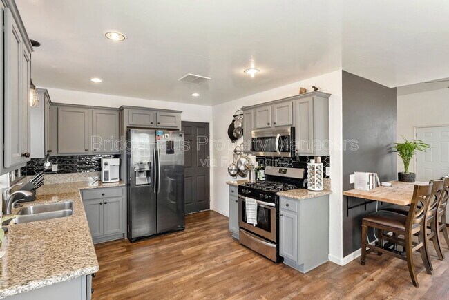 Building Photo - 832 Georgia St