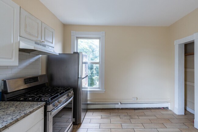 Building Photo - 204 Redmond St