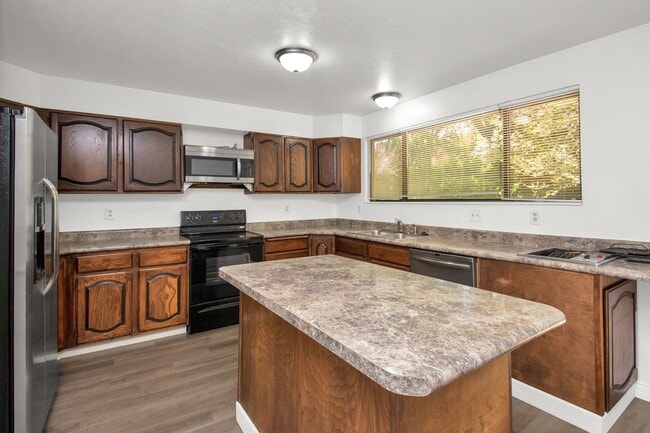 Building Photo - Enormous 4 Bed / 3 Bath Pet Friendly Home ...