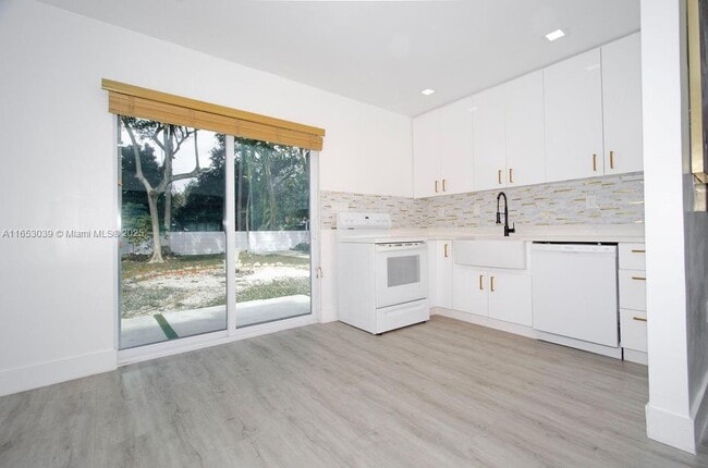 Building Photo - 935 NE 129th St