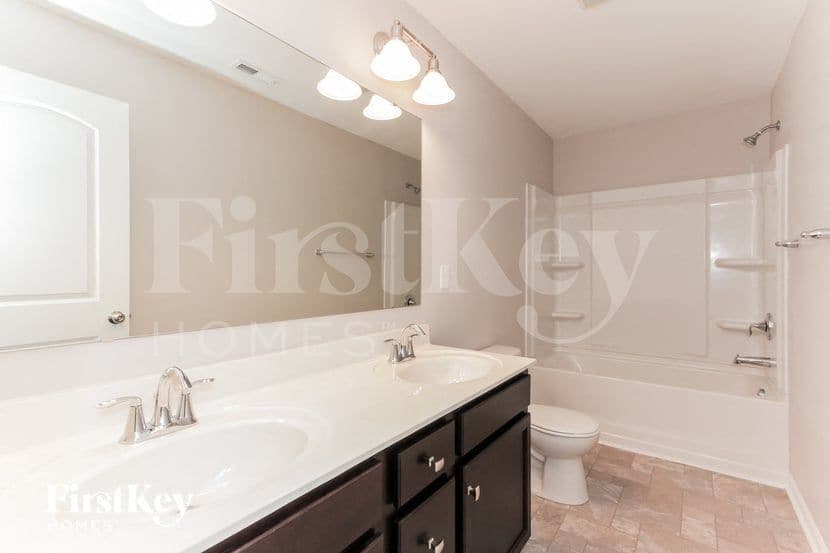 Building Photo - 3815 Streamside Dr