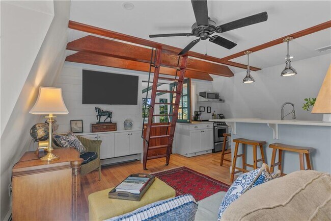 Building Photo - 99 Coggeshall Ave