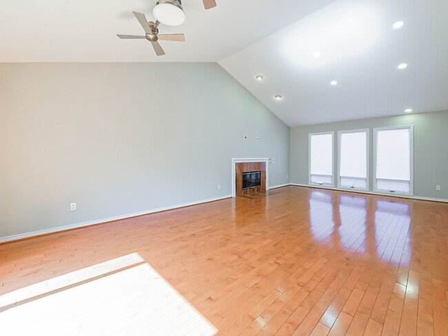 Building Photo - Fully Upgraded 3-Bed Farmington Hills Home!