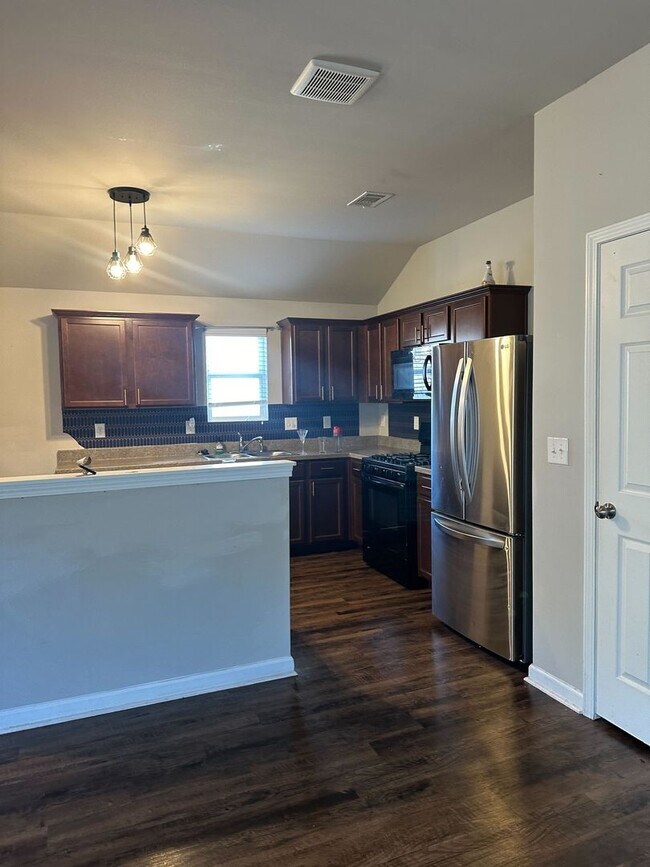 Building Photo - Stylish 4BR/2BA Home with Garage & Privacy Fence