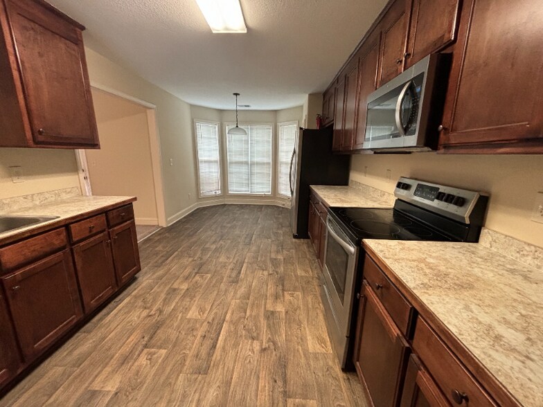 Building Photo - 587 Embassy Walk