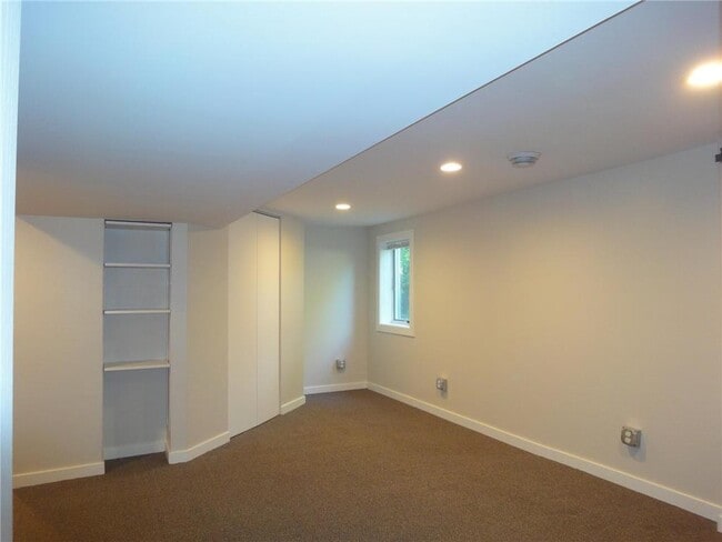 Building Photo - 2336 Ives Ln N