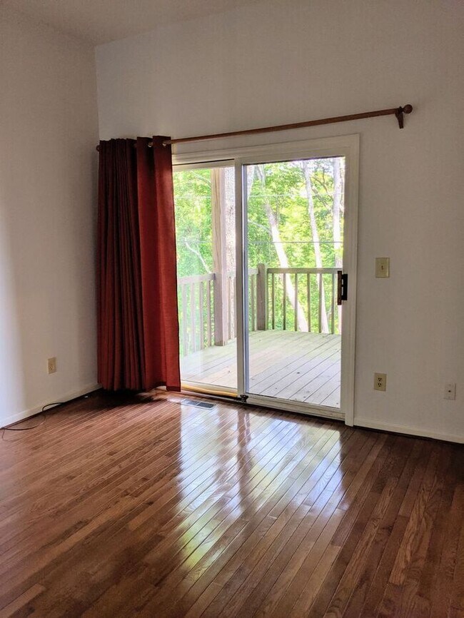 Building Photo - Condo Rental in Great Asheville Location!