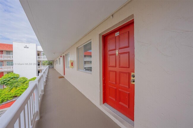 Building Photo - 3581 Inverrary Dr